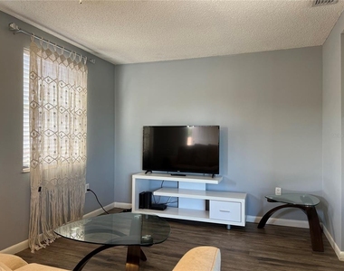 5026 Water Oak Drive - Photo Thumbnail 9