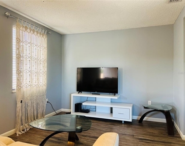 5026 Water Oak Drive - Photo Thumbnail 10