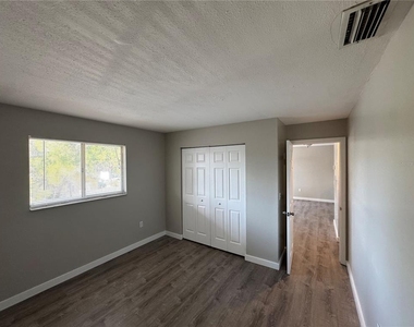 927 33rd Avenue W - Photo Thumbnail 7