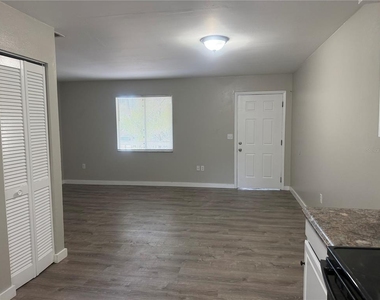 927 33rd Avenue W - Photo Thumbnail 6