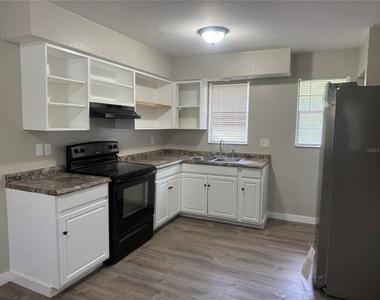 927 33rd Avenue W - Photo Thumbnail 3