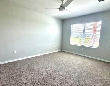 17710 Shade Tree Loop - Photo Thumbnail 11