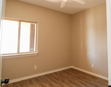2216 Amber Point Place - Photo Thumbnail 12