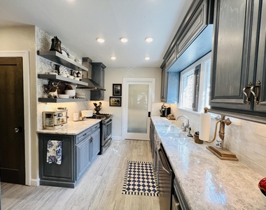1005 E Baltimore Drive - Photo Thumbnail 12