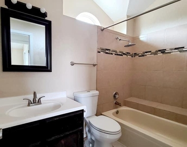 765 Colchester Drive - Photo Thumbnail 16