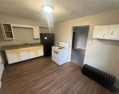 726 Large Ave - Photo Thumbnail 5