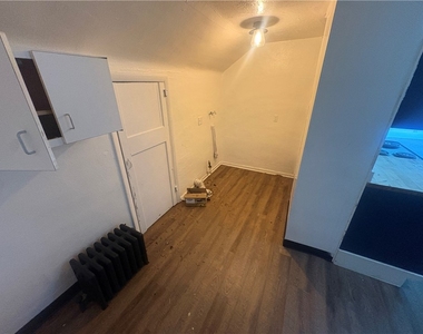 726 Large Ave - Photo Thumbnail 4