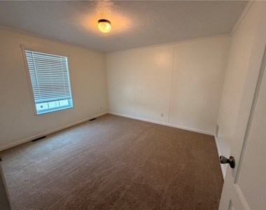 3202 46th St - Photo Thumbnail 5