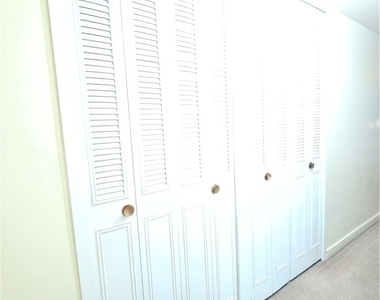 112 Washington Pl - Photo Thumbnail 8