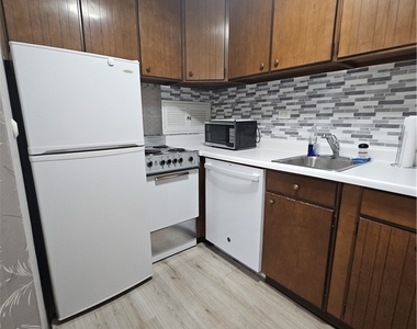 112 Washington Pl - Photo Thumbnail 1
