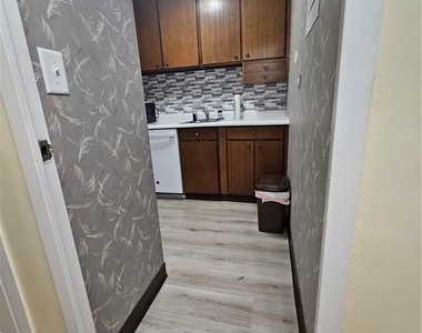 112 Washington Pl - Photo Thumbnail 3