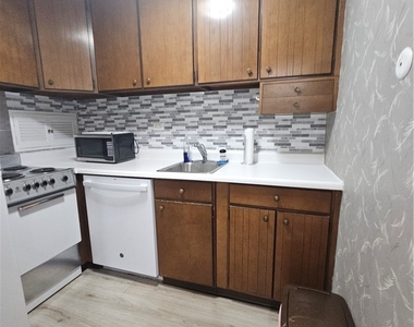 112 Washington Pl - Photo Thumbnail 2