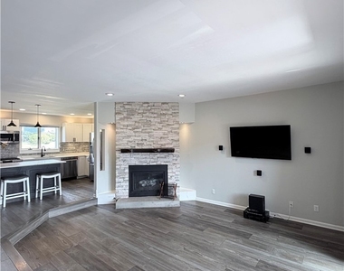 359 Lakefront Boulevard - Photo Thumbnail 9