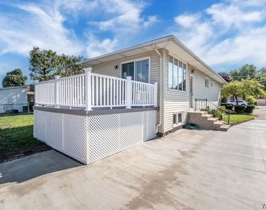 28 Mead St. - Upper Unit - Photo Thumbnail 11