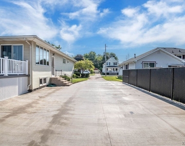 28 Mead St. - Upper Unit - Photo Thumbnail 10