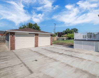 28 Mead St. - Upper Unit - Photo Thumbnail 8