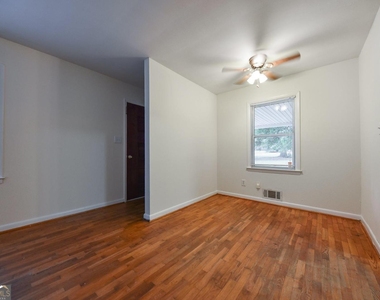 105 E Whitehead Terrace - Photo Thumbnail 6