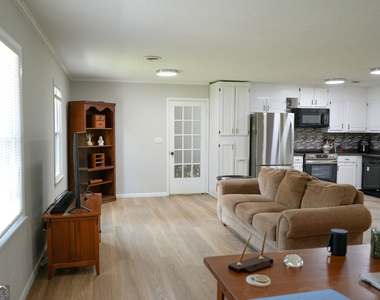 307 Pinewood Drive - Photo Thumbnail 5