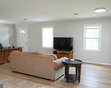 307 Pinewood Drive - Photo Thumbnail 7