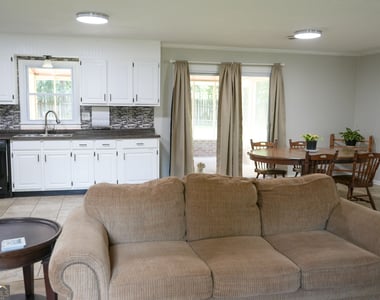 307 Pinewood Drive - Photo Thumbnail 8