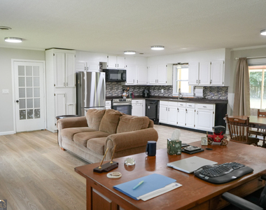307 Pinewood Drive - Photo Thumbnail 4