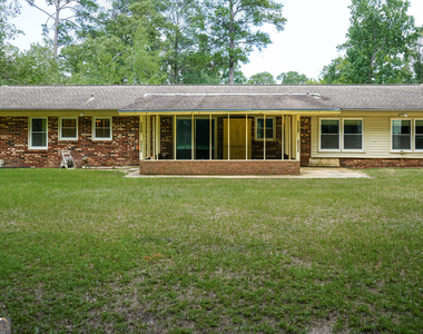 307 Pinewood Drive - Photo Thumbnail 3