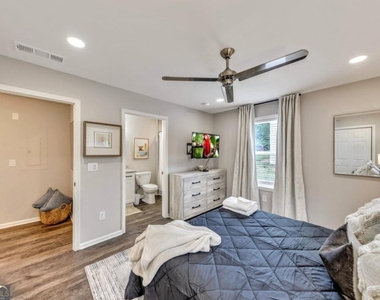 235 Georgia Avenue N - Photo Thumbnail 22