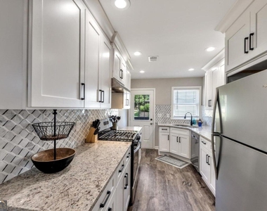 235 Georgia Avenue N - Photo Thumbnail 4