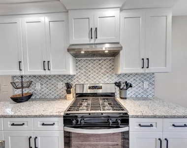 235 Georgia Avenue N - Photo Thumbnail 7