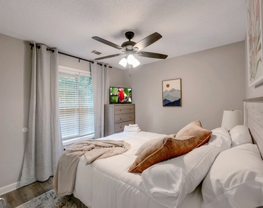6839 Sandy Creek Drive - Photo Thumbnail 17