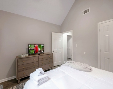 6839 Sandy Creek Drive - Photo Thumbnail 15