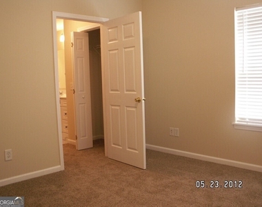 7400 Courtyard Drive - Photo Thumbnail 8