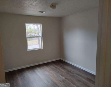 4957 N Redan Circle - Photo Thumbnail 8