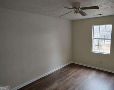 4957 N Redan Circle - Photo Thumbnail 9