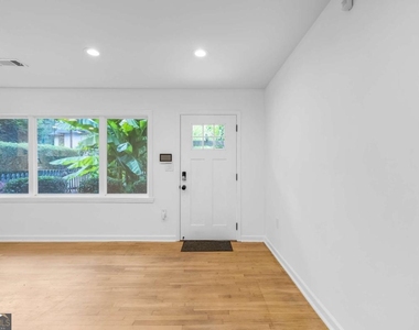 844 Deckner Avenue Sw - Photo Thumbnail 3