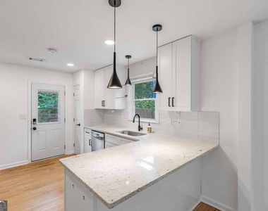 844 Deckner Avenue Sw - Photo Thumbnail 6