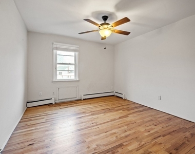 480 Parkway Dr - Photo Thumbnail 16