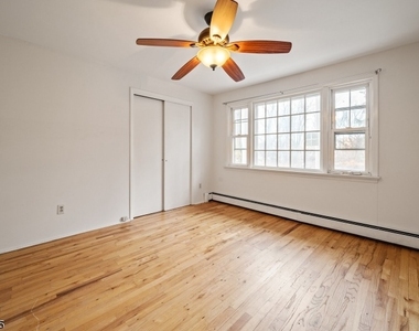 480 Parkway Dr - Photo Thumbnail 13