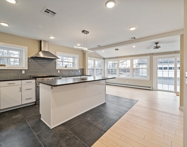 480 Parkway Dr - Photo Thumbnail 7