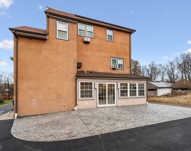 480 Parkway Dr - Photo Thumbnail 22
