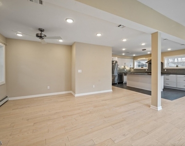 480 Parkway Dr - Photo Thumbnail 5