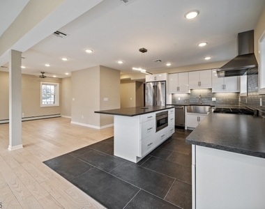 480 Parkway Dr - Photo Thumbnail 10