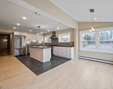 480 Parkway Dr - Photo Thumbnail 8