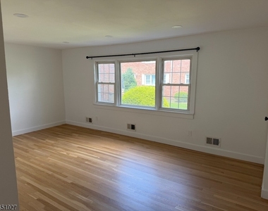 17 Dartmouth Ave - Photo Thumbnail 1