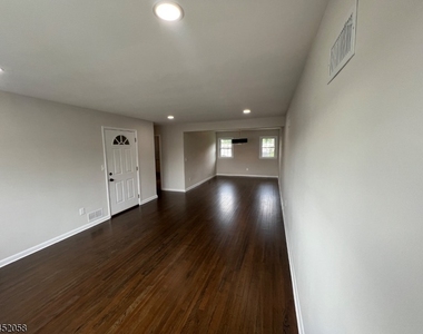 1006 Gifford Ct - Photo Thumbnail 4