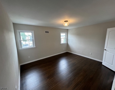 1006 Gifford Ct - Photo Thumbnail 6