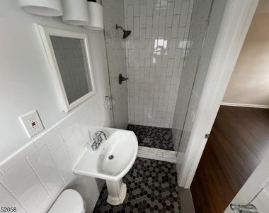 1006 Gifford Ct - Photo Thumbnail 8