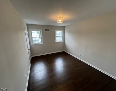 1006 Gifford Ct - Photo Thumbnail 10