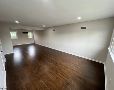 1006 Gifford Ct - Photo Thumbnail 3