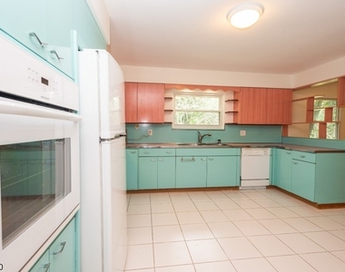 681 Easton Ave - Photo Thumbnail 4